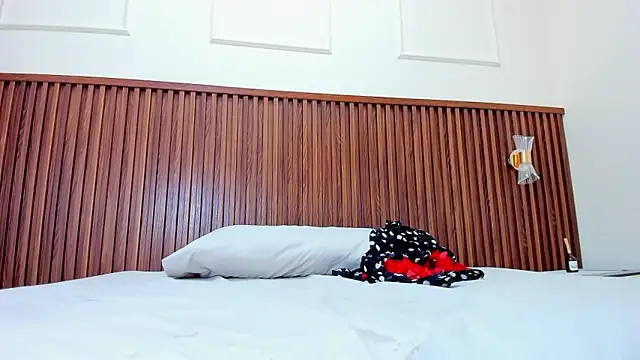 MELINAMARTINS online show from February 25, 7:47 pm