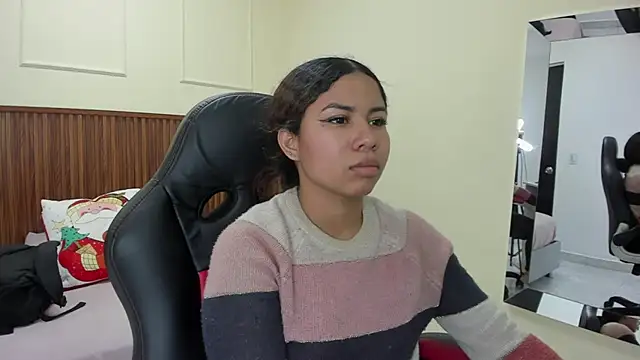 MELINAMARTINS online show from December 4, 7:44 pm