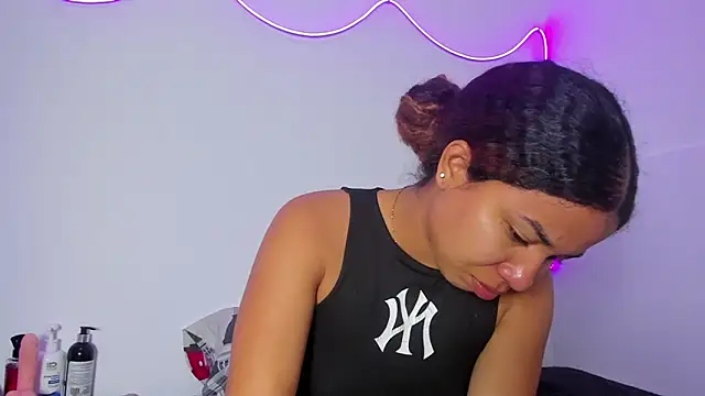 MELINAMARTINS online show from February 3, 10:26 pm