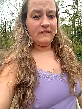 Snapshot of justtess chatting on April 9, 3:17 pm justtess online show from April 9, 3:17 pm