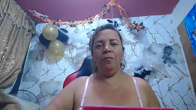 Snapshot of alina_maturehot chatting on October 23, 12:32 am alina maturehot online show from October 23, 12:32 am