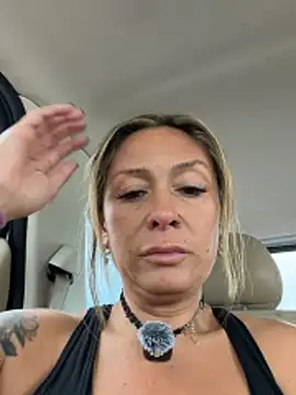 bossyroxy84 online show from May 15, 6:48 pm