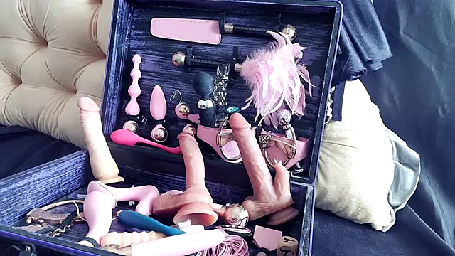 Chanel Noire online show from March 2, 4:32 pm