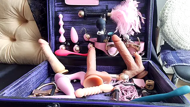 Chanel Noire online show from March 5, 1:17 pm