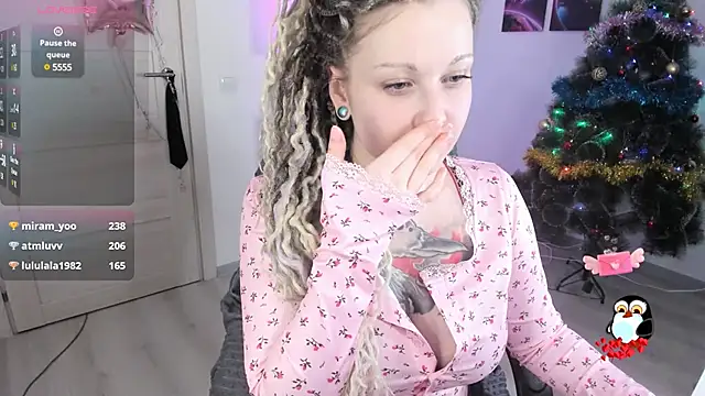 Snapshot of HoneySallyMoore chatting on January 1, 3:24 pm HoneySallyMoore online show from January 1, 3:24 pm