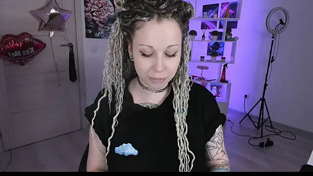 Snapshot of HoneySallyMoore chatting on October 1, 4:35 pm HoneySallyMoore online show from October 1, 4:35 pm