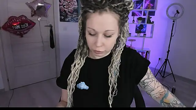 Snapshot of HoneySallyMoore chatting on October 10, 6:18 pm HoneySallyMoore online show from October 10, 6:18 pm