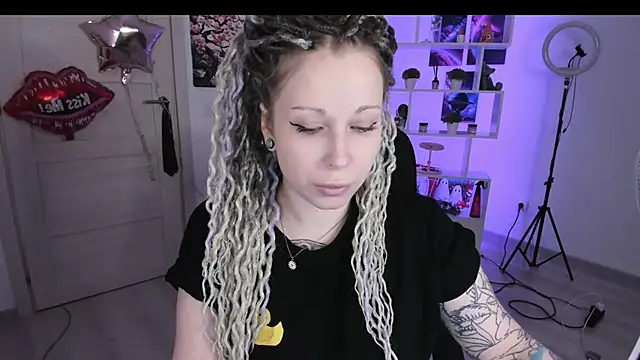 Snapshot of HoneySallyMoore chatting on October 12, 5:12 pm HoneySallyMoore online show from October 12, 5:12 pm