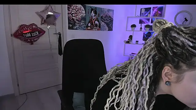 Snapshot of HoneySallyMoore chatting on October 18, 7:25 pm HoneySallyMoore online show from October 18, 7:25 pm