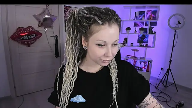 Snapshot of HoneySallyMoore chatting on October 19, 6:52 pm HoneySallyMoore online show from October 19, 6:52 pm