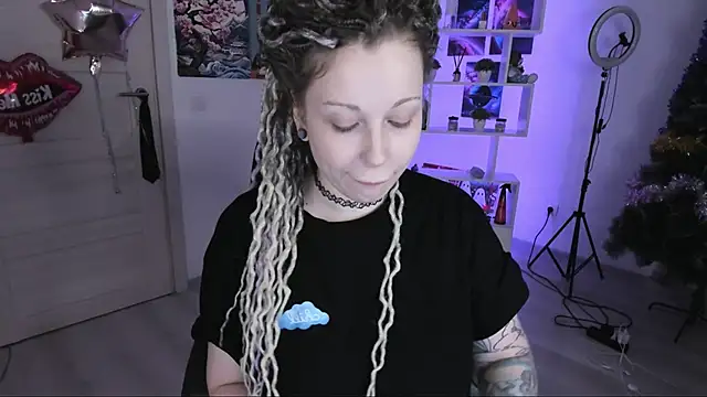 Snapshot of HoneySallyMoore chatting on November 16, 2:06 am HoneySallyMoore online show from November 16, 2:06 am