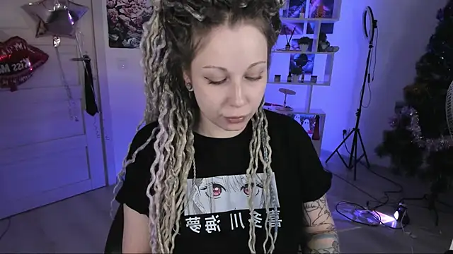 Snapshot of HoneySallyMoore chatting on December 4, 2:10 am HoneySallyMoore online show from December 4, 2:10 am