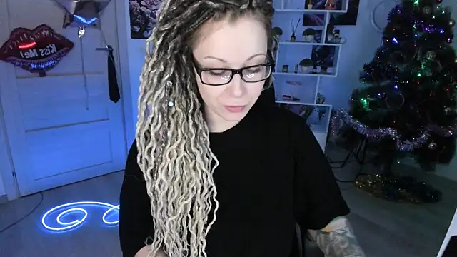 Snapshot of HoneySallyMoore chatting on January 10, 5:26 pm HoneySallyMoore online show from January 10, 5:26 pm