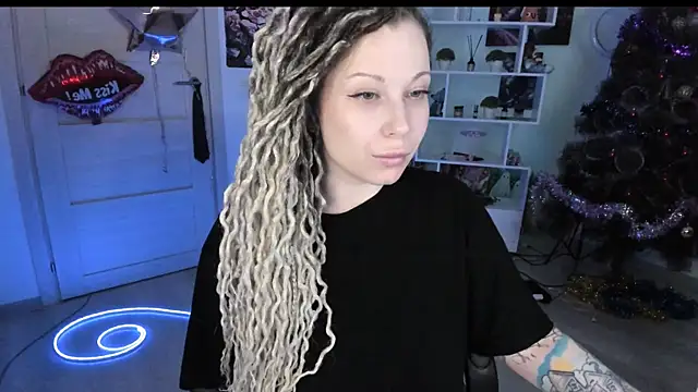 Snapshot of HoneySallyMoore chatting on January 11, 3:06 pm HoneySallyMoore online show from January 11, 3:06 pm