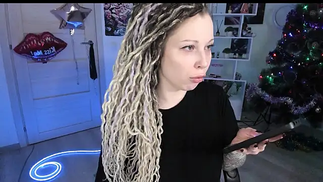 Snapshot of HoneySallyMoore chatting on January 16, 3:27 pm HoneySallyMoore online show from January 16, 3:27 pm