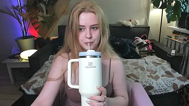 Alexa Pirs online show from May 11, 2:56 pm