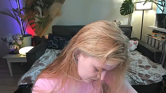 Alexa Pirs online show from May 12, 2:47 pm