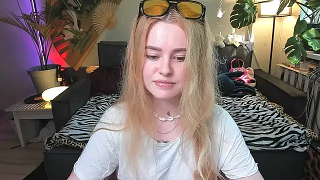 Alexa Pirs online show from May 25, 2:45 pm