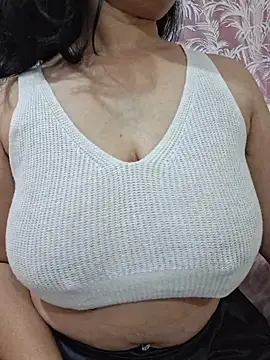 Snapshot of Jassi_Does chatting on April 3, 5:22 pm Jassi Does online show from April 3, 5:22 pm