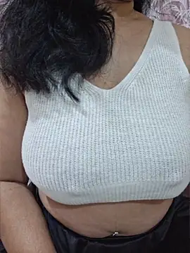 Snapshot of Jassi_Does chatting on April 21, 8:12 pm Jassi Does online show from April 21, 8:12 pm