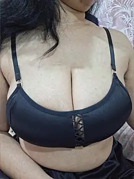 Snapshot of Jassi_Does chatting on May 12, 9:45 pm Jassi Does online show from May 12, 9:45 pm