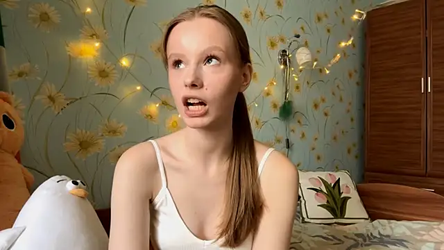 BeckyDwinell online show from March 5, 11:28 am
