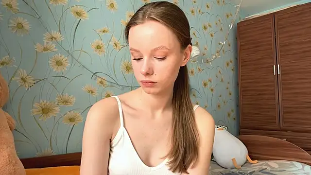 BeckyDwinell online show from March 15, 8:58 am