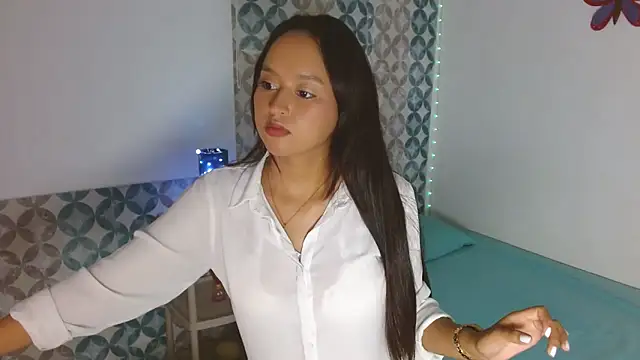 Snapshot of Emilybateee chatting on November 3, 3:24 pm Emilybateee online show from November 3, 3:24 pm