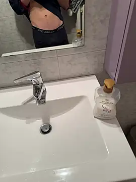 Snapshot of Manuhot001 chatting on February 14, 6:12 am Manuhot001 online show from February 14, 6:12 am