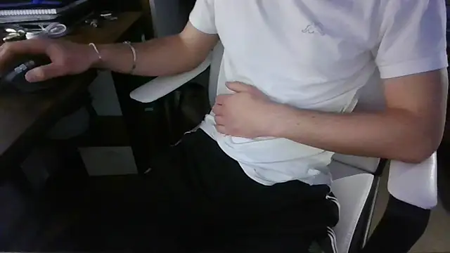 Snapshot of Manuhot001 chatting on March 17, 9:55 pm Manuhot001 online show from March 17, 9:55 pm