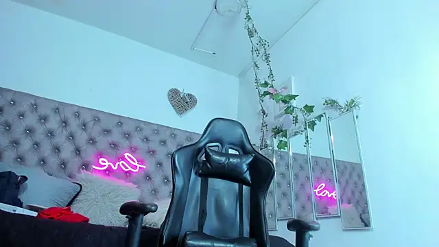 Naomii Viper online show from October 15, 11:10 am