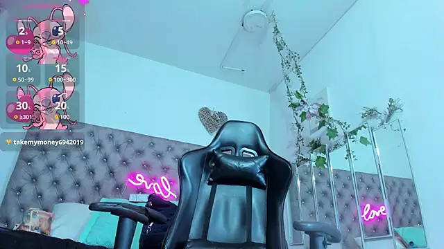 Snapshot of Naomii_Viper chatting on December 1, 11:15 am Naomii Viper online show from December 1, 11:15 am