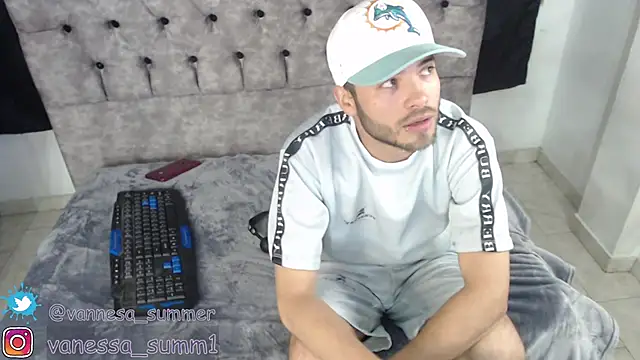 Snapshot of aczino_vel chatting on February 12, 1:41 am aczino vel online show from February 12, 1:41 am