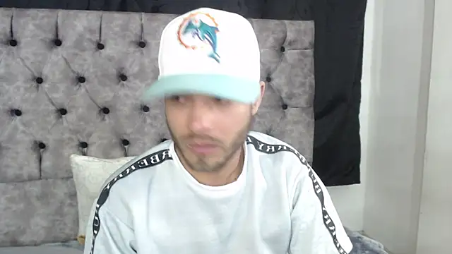 Snapshot of aczino_vel chatting on February 12, 4:44 am aczino vel online show from February 12, 4:44 am