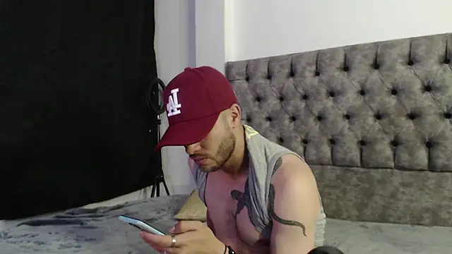 Snapshot of aczino_vel chatting on February 16, 12:41 am aczino vel online show from February 16, 12:41 am