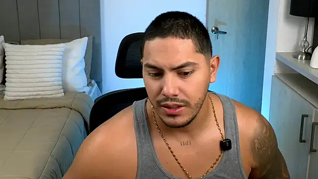 Snapshot of owen-pierces chatting on June 8, 1:50 am owen-pierces online show from June 8, 1:50 am