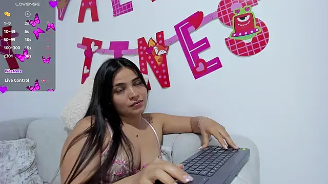 Snapshot of sarita_bigbooty_ chatting on February 16, 1:14 am sarita bigbooty online show from February 16, 1:14 am