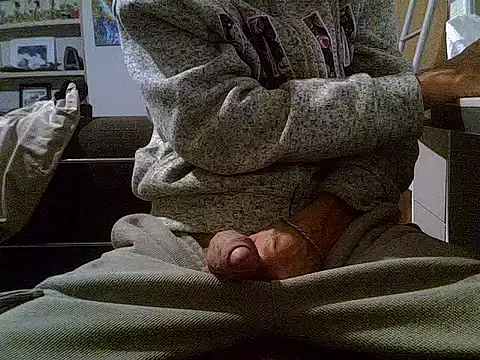 Snapshot of createur34 chatting on October 2, 8:05 pm createur34 online show from October 2, 8:05 pm