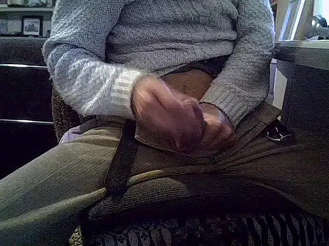 Snapshot of createur34 chatting on November 14, 9:08 am createur34 online show from November 14, 9:08 am