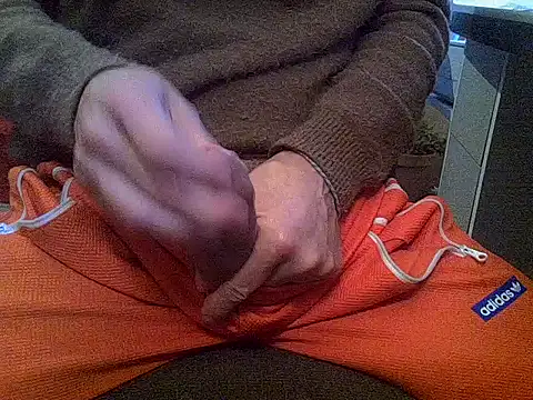 Snapshot of createur34 chatting on January 18, 9:35 am createur34 online show from January 18, 9:35 am