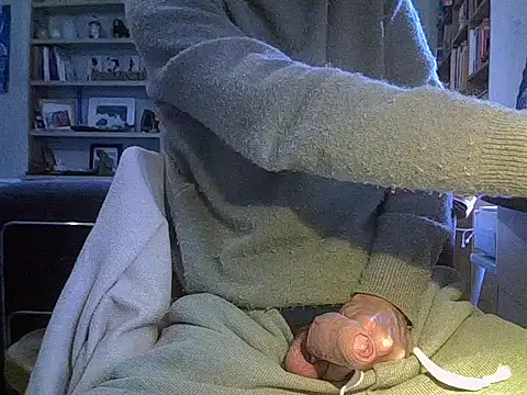 Snapshot of createur34 chatting on February 25, 8:24 am createur34 online show from February 25, 8:24 am