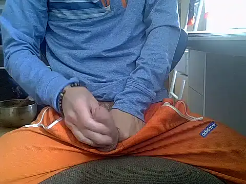 Snapshot of createur34 chatting on March 10, 2:00 pm createur34 online show from March 10, 2:00 pm