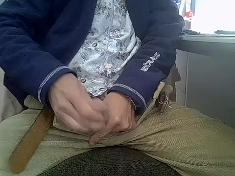 Snapshot of createur34 chatting on March 26, 9:37 am createur34 online show from March 26, 9:37 am