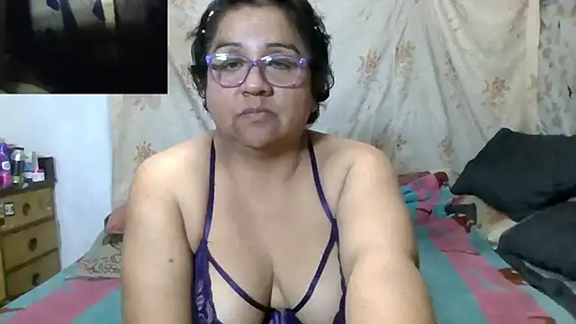 Snapshot of erinadarling79 chatting on July 25, 2:53 am erinadarling79 online show from July 25, 2:53 am