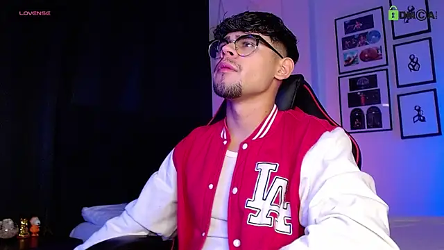 isaac-saenz online show from December 4, 12:31 am