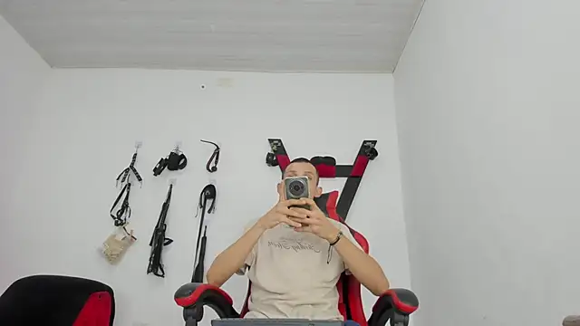 Isak Millan online show from November 14, 8:40 pm