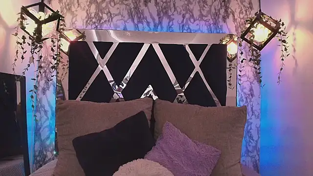 charlotte bluee online show from October 6, 6:49 pm