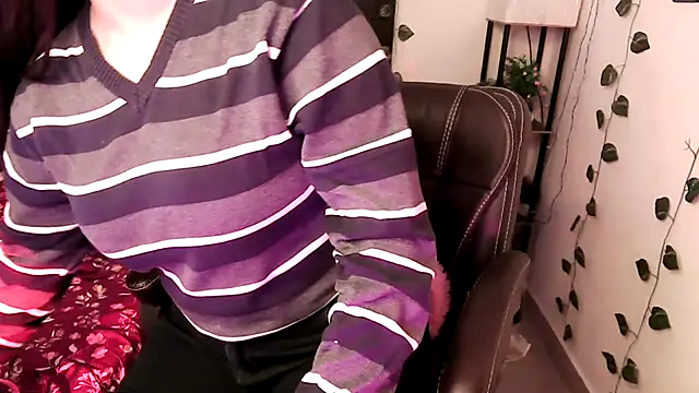 Snapshot of megancatluna chatting on January 8, 5:21 am megancatluna online show from January 8, 5:21 am