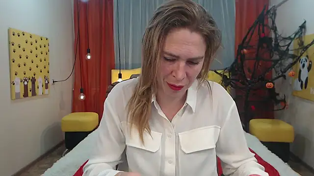 Snapshot of TessaDaybreak chatting on October 10, 7:29 am TessaDaybreak online show from October 10, 7:29 am