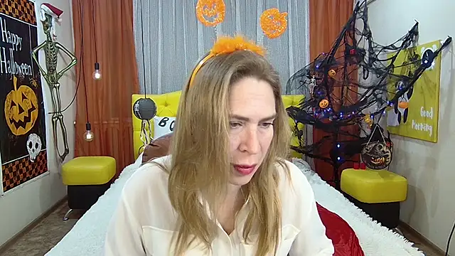 Snapshot of TessaDaybreak chatting on October 13, 6:35 am TessaDaybreak online show from October 13, 6:35 am